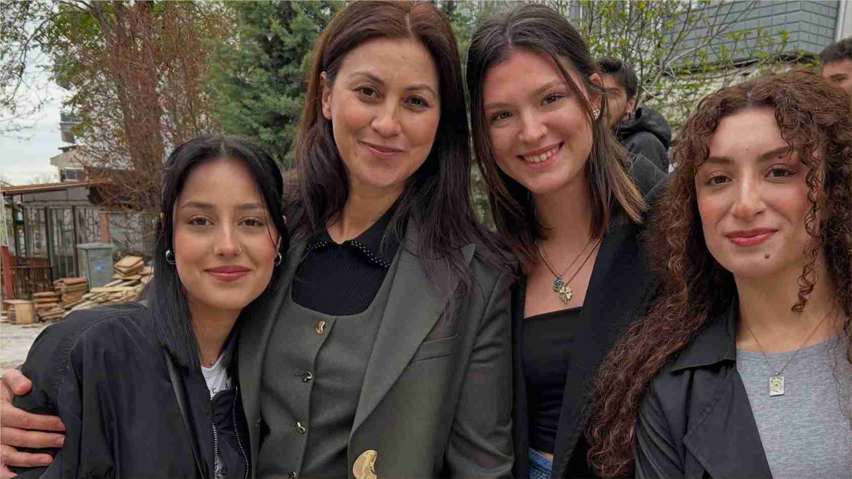 Öğrenciler Konuşmacı Akyürek'e sorular sordu ve hatıra fotoğrafı çekimi yaptı